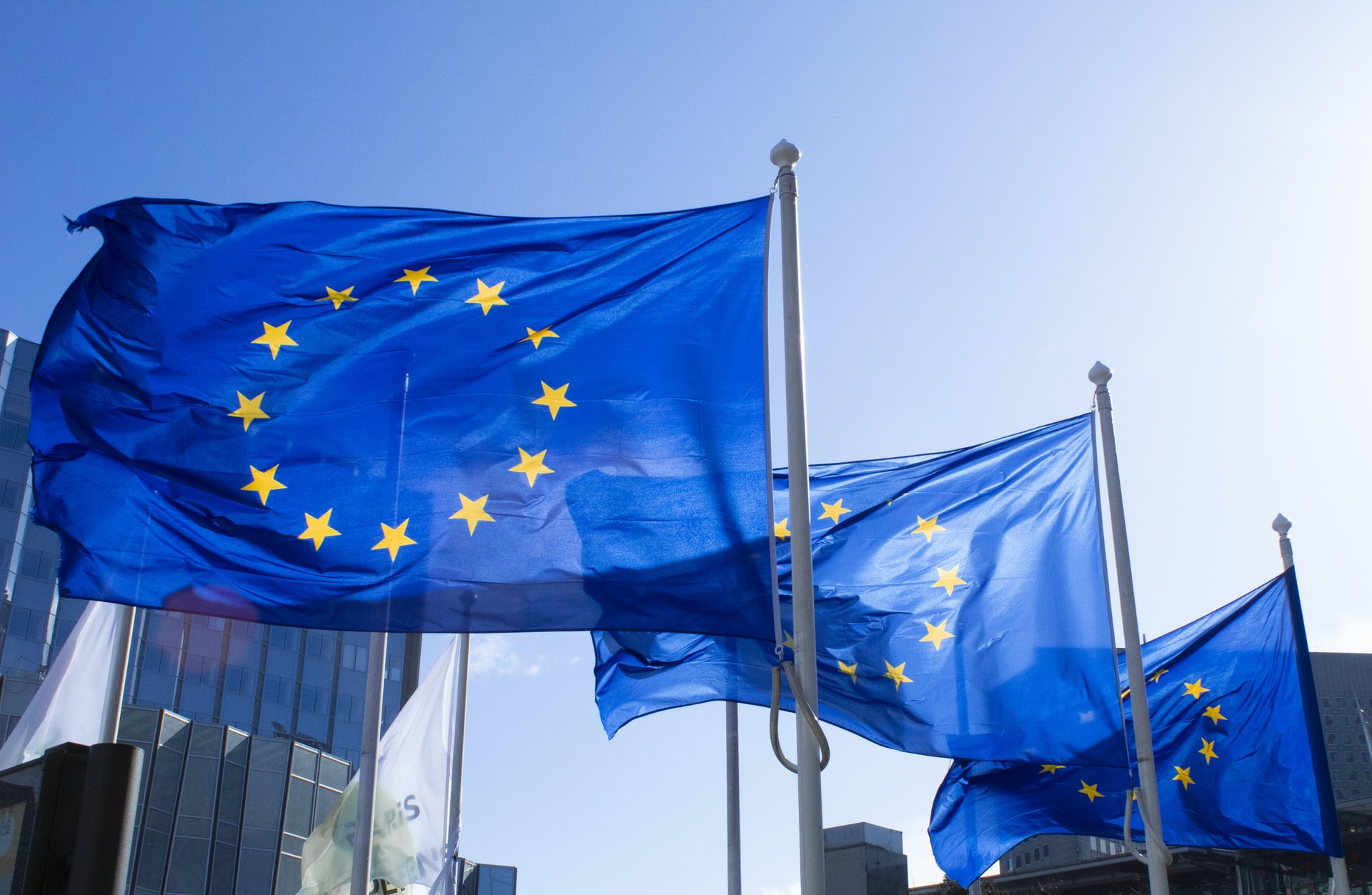 Η ΕΕ εξετάζει την αποπομπή πάνω από 20 τραπεζών από το SWIFT