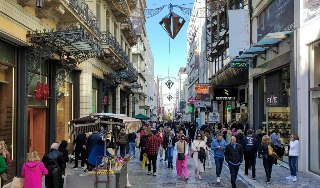 Αγίου Πνεύματος 2025: Το ωράριο σε καταστήματα και σούπερ μάρκετ